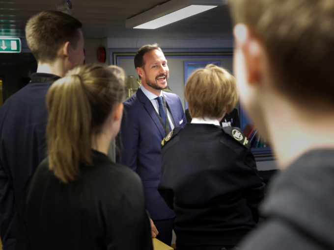 Kronprins Haakon om bord på Skoleskipet Gann. Foto: Lise Åserud / NTB scanpix